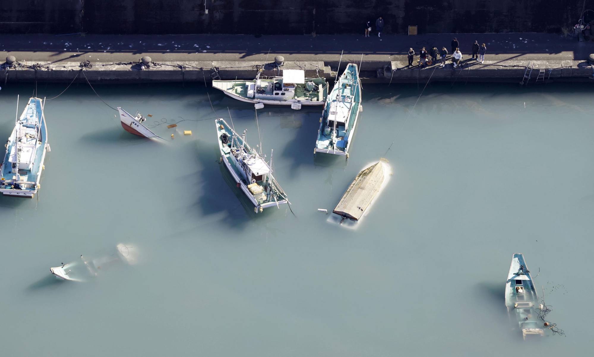 Корабли перевернулись из-за сильных волн в порту Мурото, префектура Коти