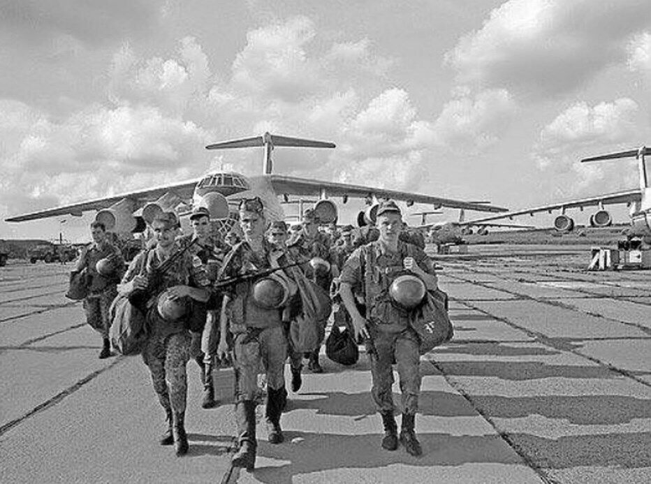 Липень 1992: російські "миротворці" на аеродромі в Тирасполі.