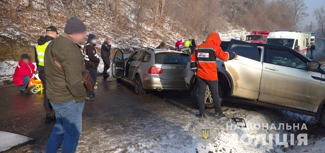 На Закарпатті BMW вилетів на зустрічку та влаштував ДТП: серед постраждалих четверо дітей. Фото