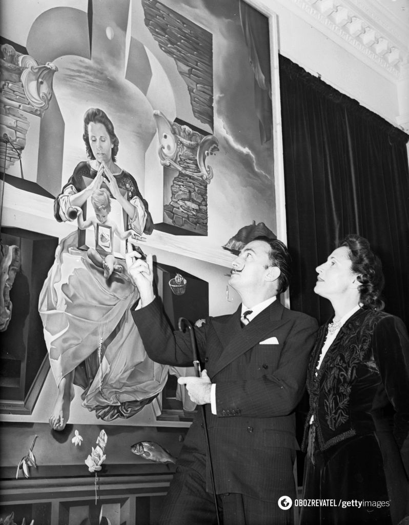 Сальвадор Дали и Гала рассматривают картину "Мадонна Порт-Льигата".