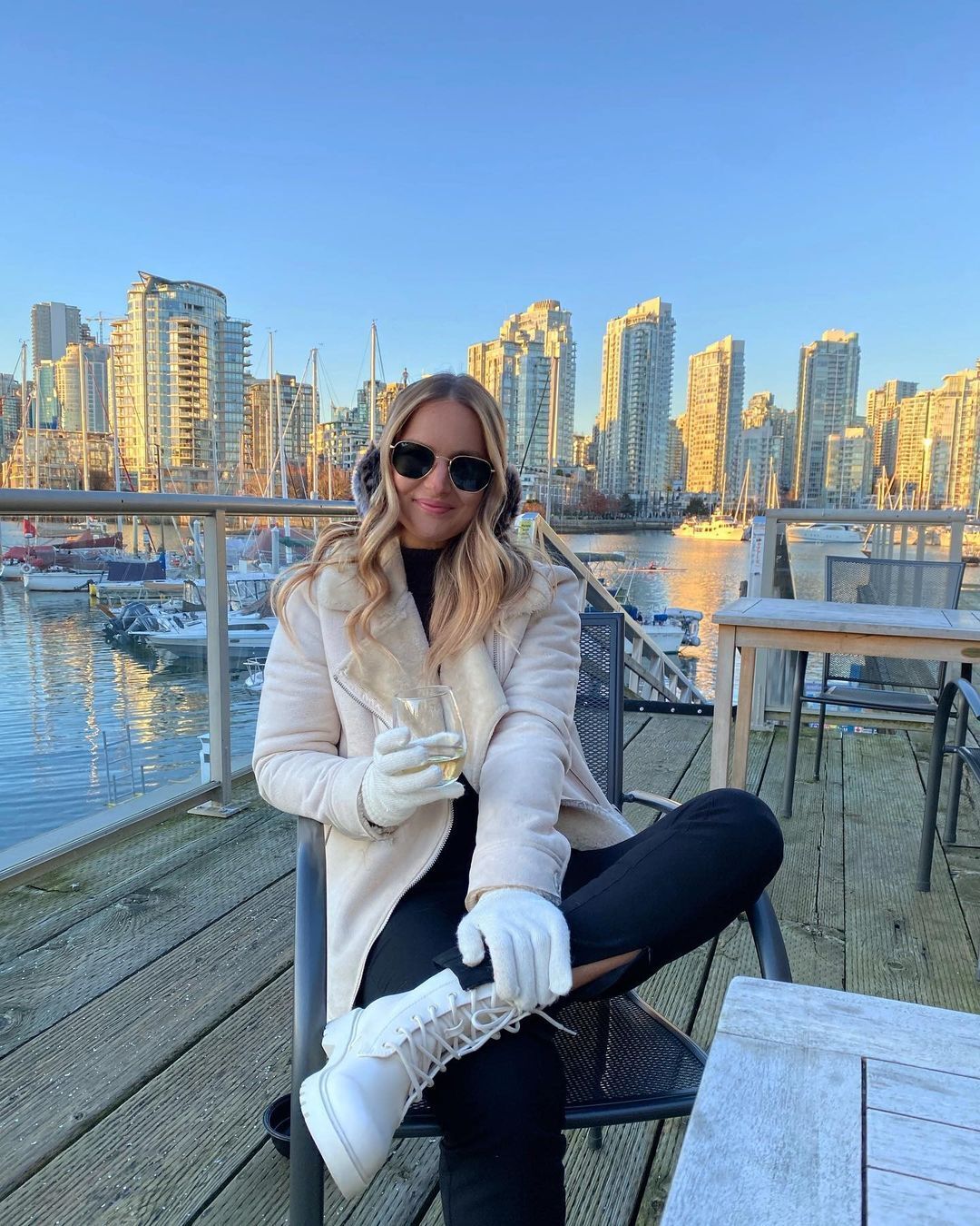 С чем носить теплые наушники