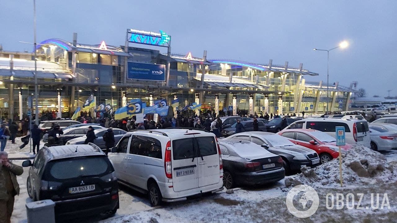 Возле аэропорта "Киев" собрались сторонники Порошенко