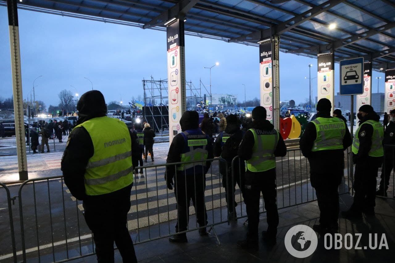 Полиция не пускает митингующих внутрь аэропорта