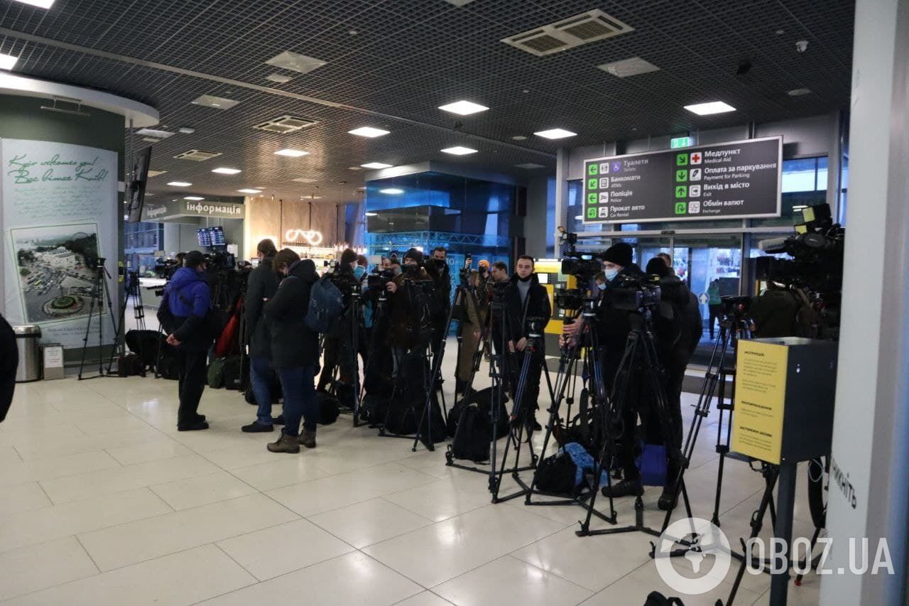 Представители СМИ ожидают прилета Порошенко