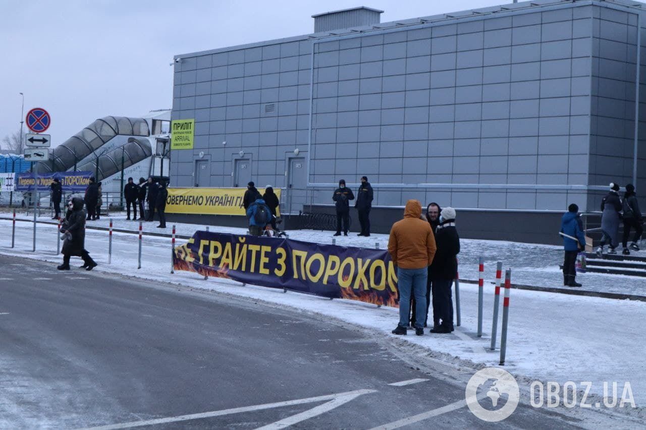 Митингующие с плакатом в поддержку Порошенко