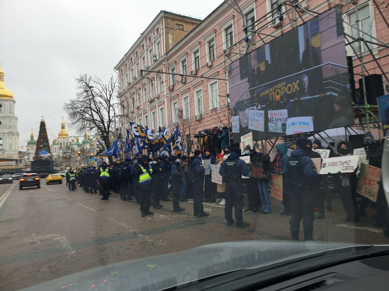 Прибічники Порошенка біля суду