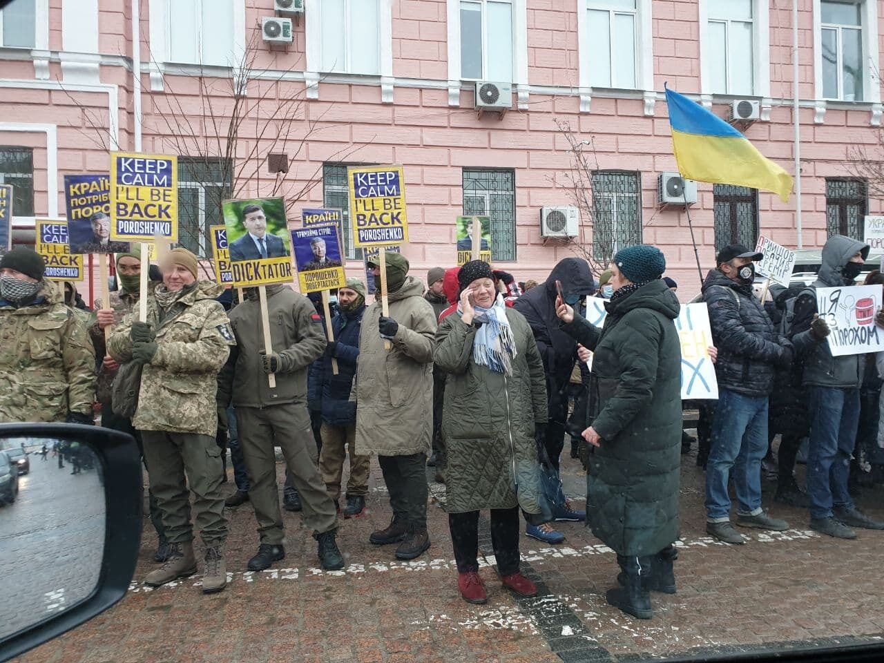 Люди з плакатами на підтримку Порошенка