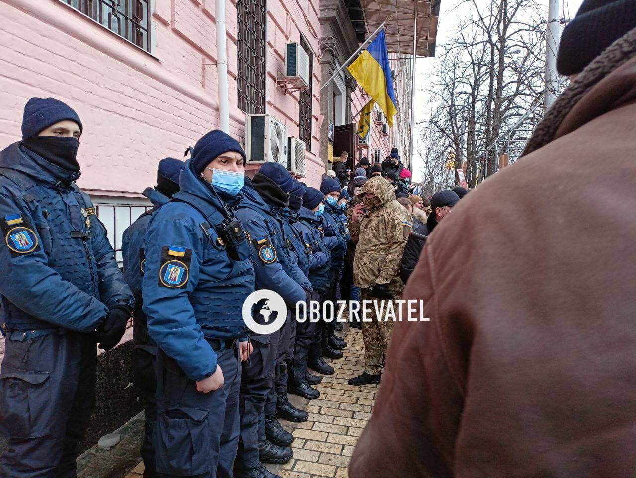 Біля Печерського суду перебуває багато поліції