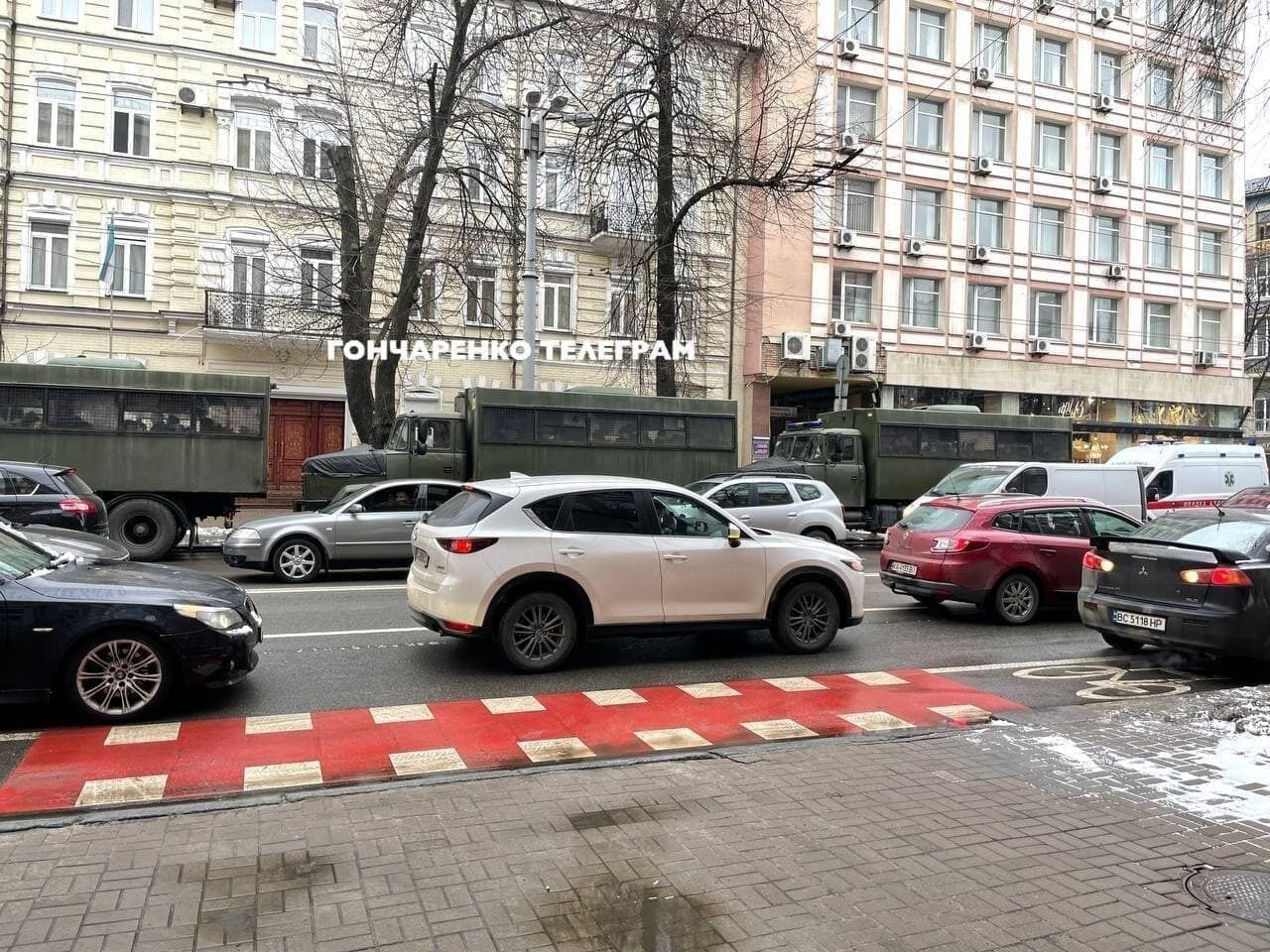 Під Печерський суд нібито стягують силовиків і автозаки