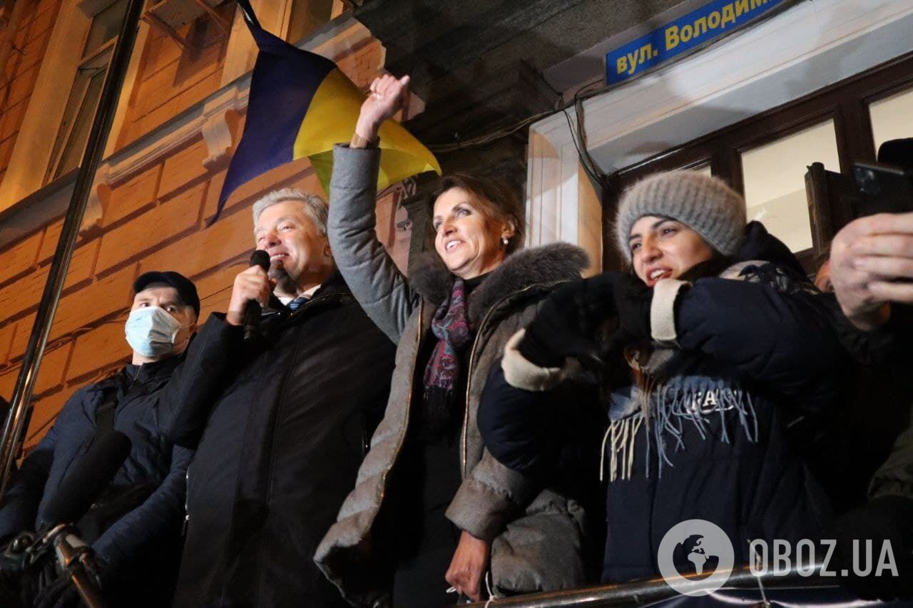 Порошенко выступил возле суда после решения о переносе заседания.