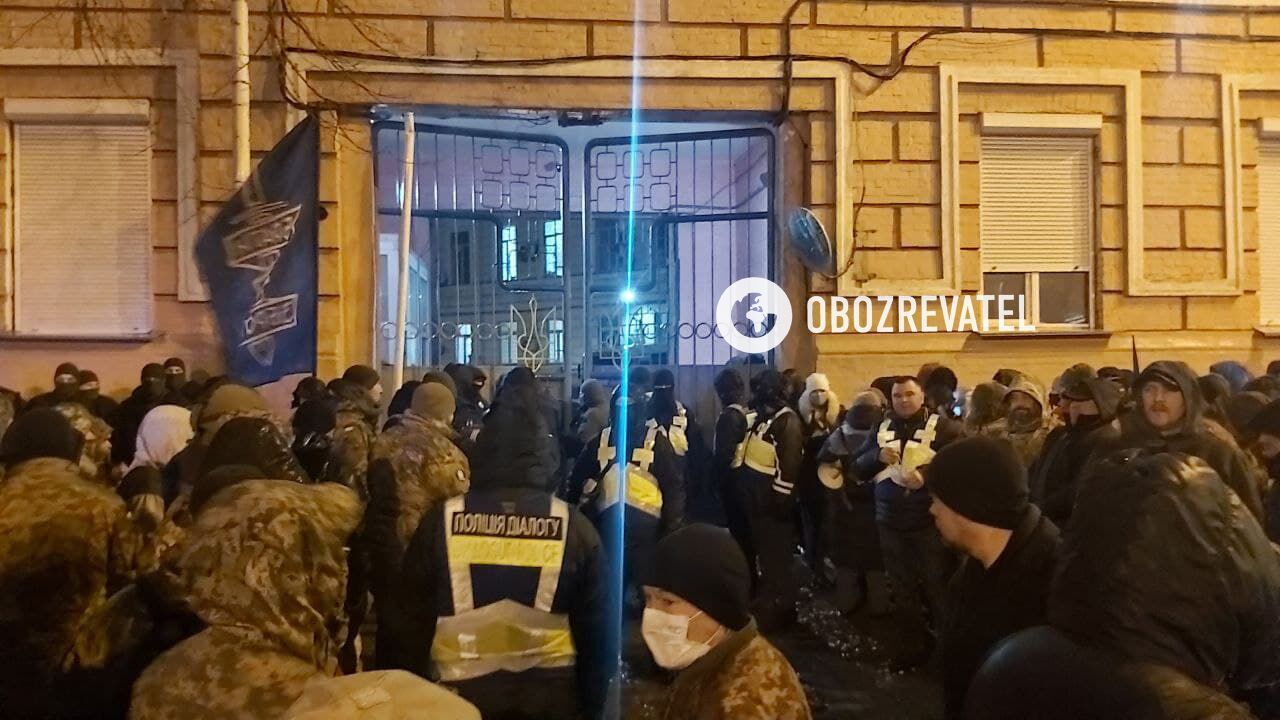 Возле суда сторонники Порошенко частично заблокировали выезд.