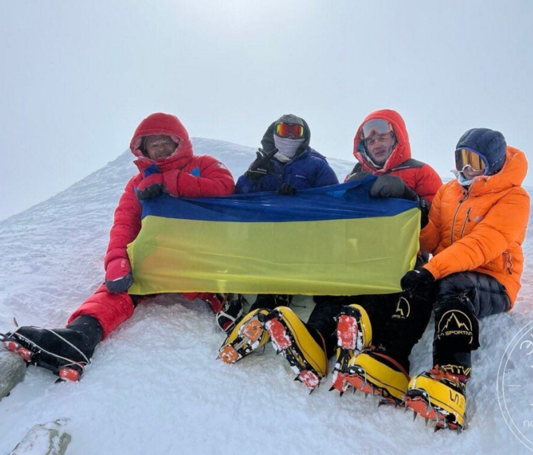 Українці розгорнули державний прапор на горі Вінсон