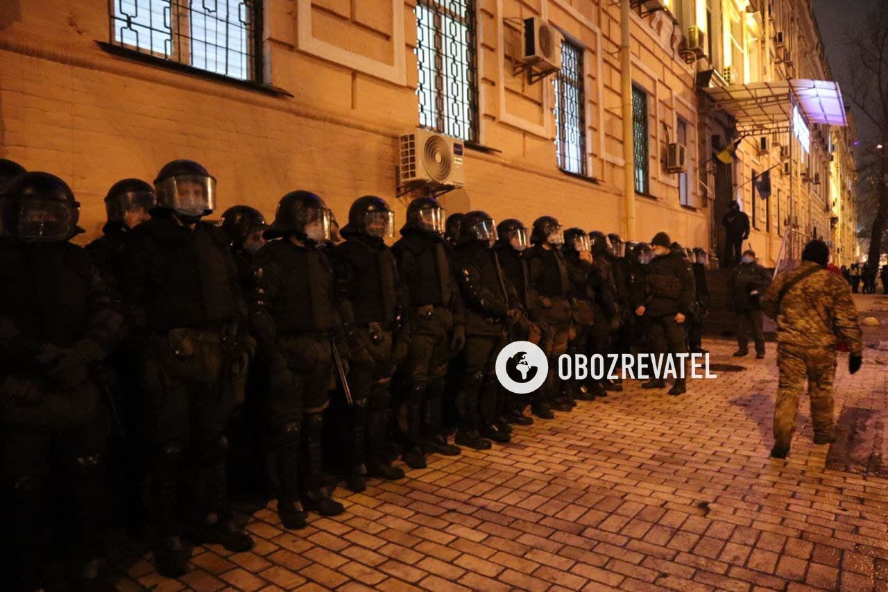 В Киеве под Печерским судом усилили охрану.