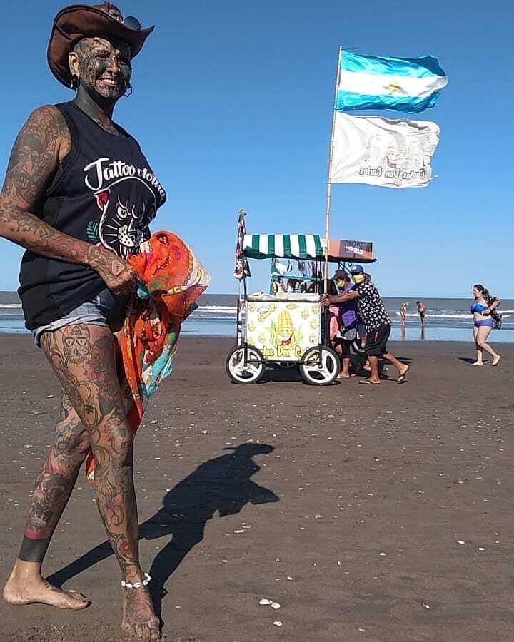 Габриэла Перальта на пляже