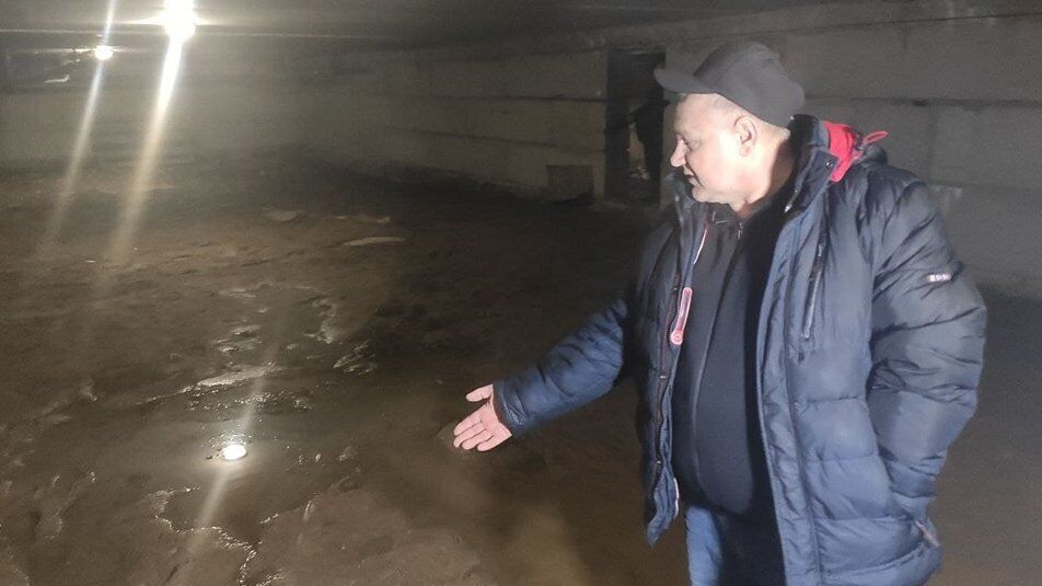 Олександр Лебідь зазначає, що через воду у підвалі з'явився грибок і почали тріскатись стіни