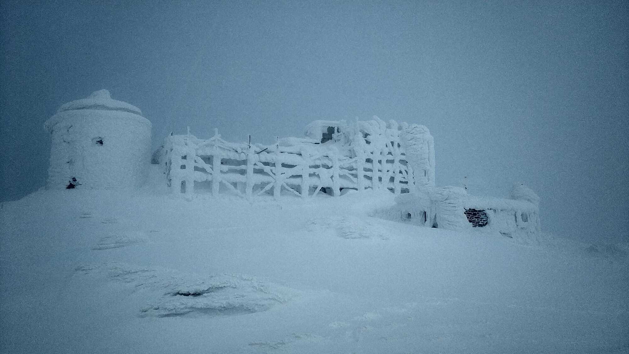 Заснеженная обсерватория Белый Слон