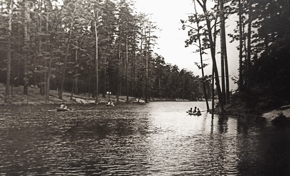 Кияни любили кататись на човнах на місцевій річці.