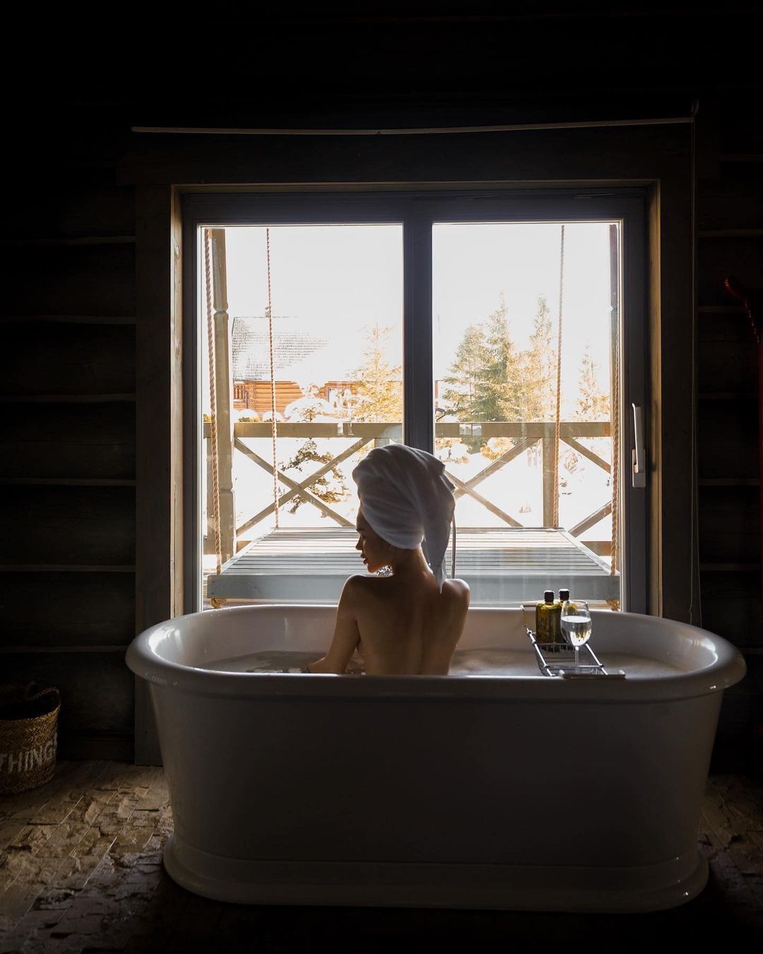 На серии фотографий из ванной франковская изнеменитость позирует спиной к камере.