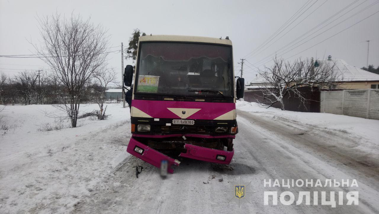 На Харківщині трапилася ДТП за участю двох рейсових автобусів, є постраждалі. Фото