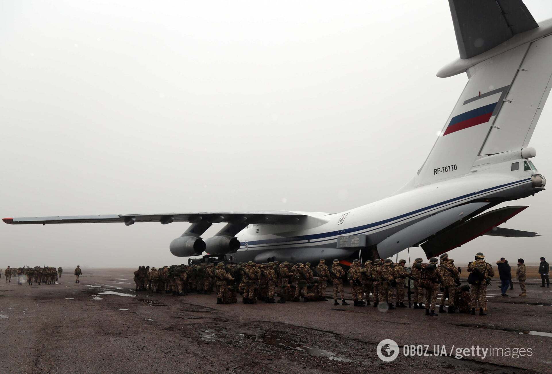 Российский военный самолет Ил-76 на авиабазе в Кыргызстане.