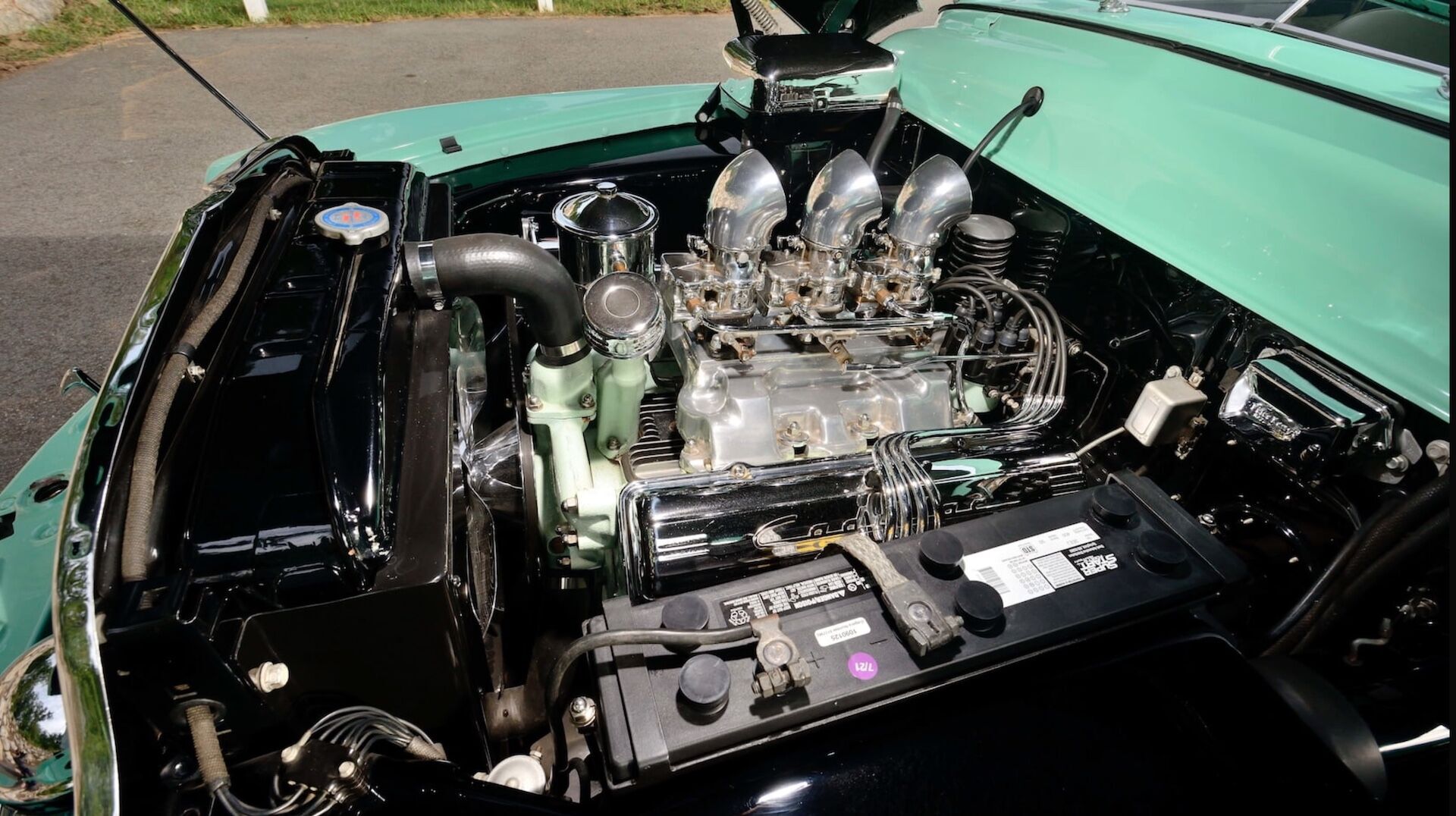 Під капотом розміщено двигун Cadillac V8 з трьома карбюраторами Stromberg
