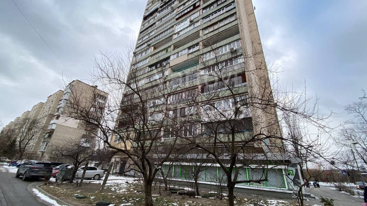 У Києві півторарічний хлопчик випав із вікна квартири на 15 поверсі та загинув на місці. Фото
