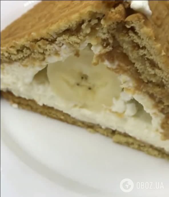 Готовий торт із печива із сирним кремом та бананами