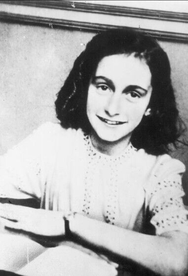 Знаменитый дневник Франк о Второй мировой войне рассказывает о том, как ее еврейская семья пряталась, арестовывалась и депортировалась нацистами в Освенцим, где она была отравлена ​​газом.