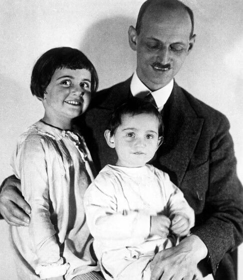 Отто Франк с дочерьми Марго и Анной, примерно 1931 год