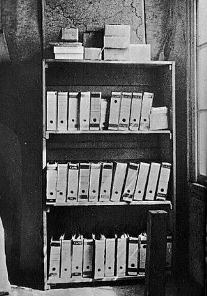 Книжный шкаф, скрывающий вход в секретную пристройку, в которой проживала семья Анны и другие евреи