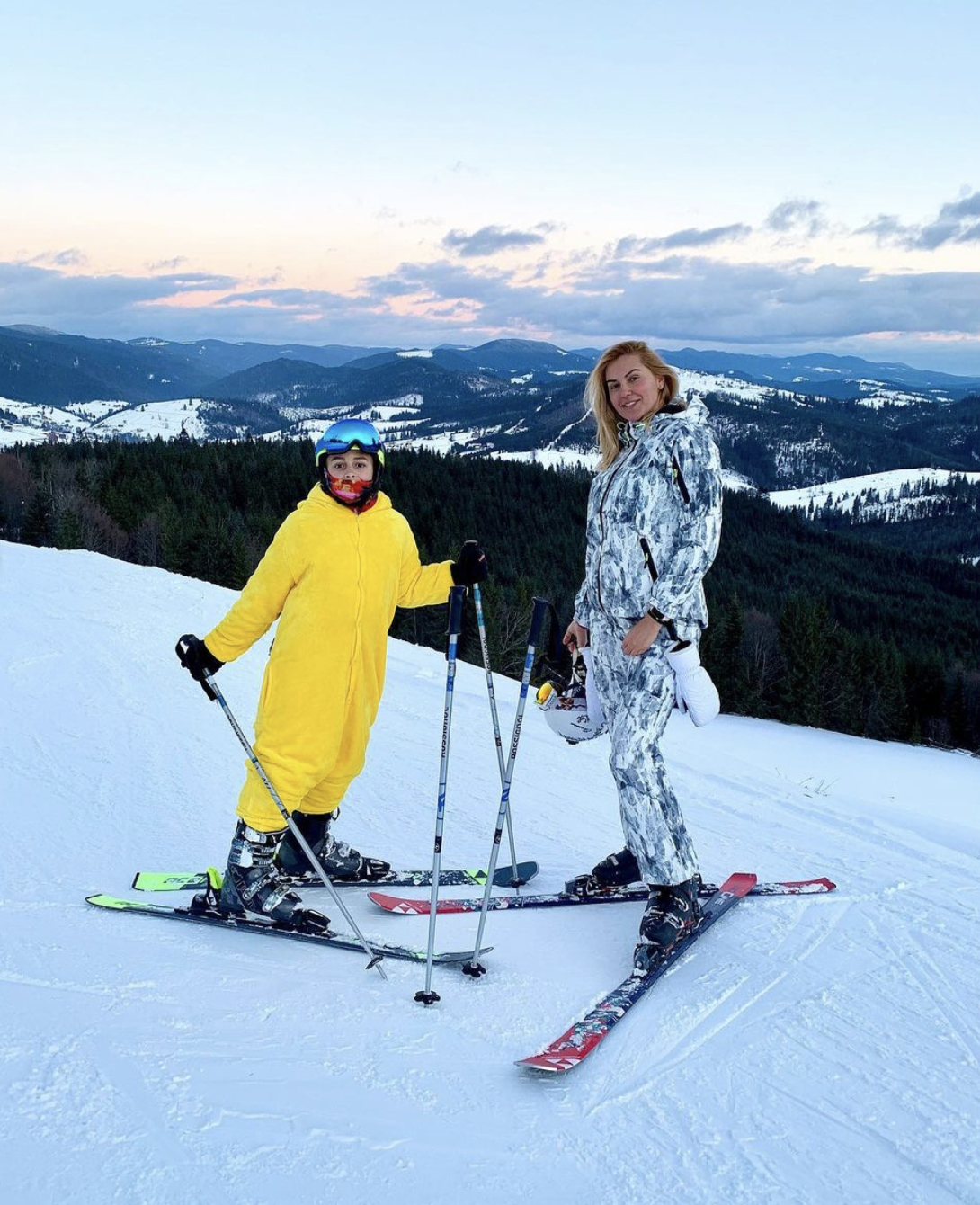 Яна Клочкова с сыном катается на лыжах