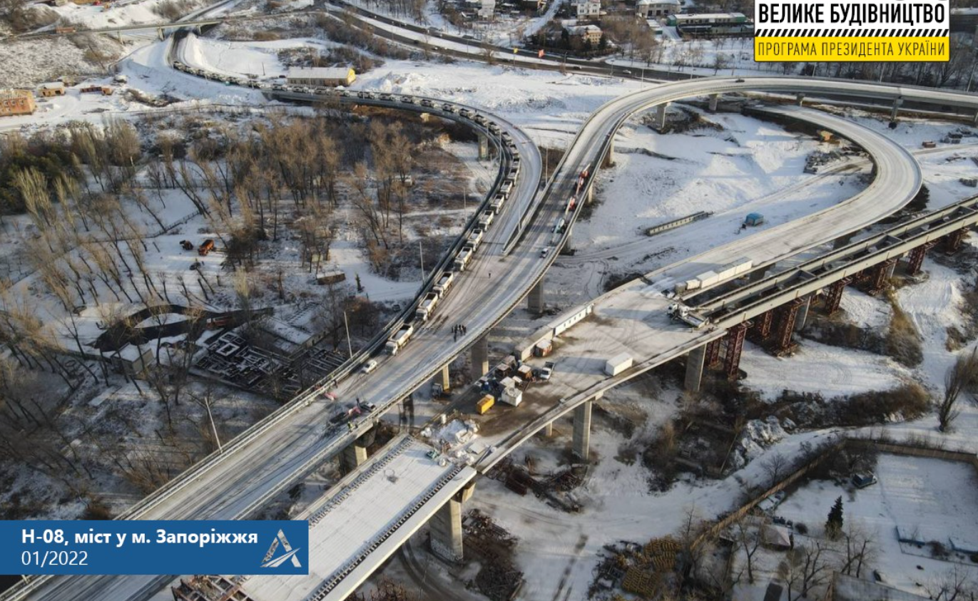 "Большая стройка" опробовала на прочность новый вантовый мост в Запорожье 30 заполненными грузовиками