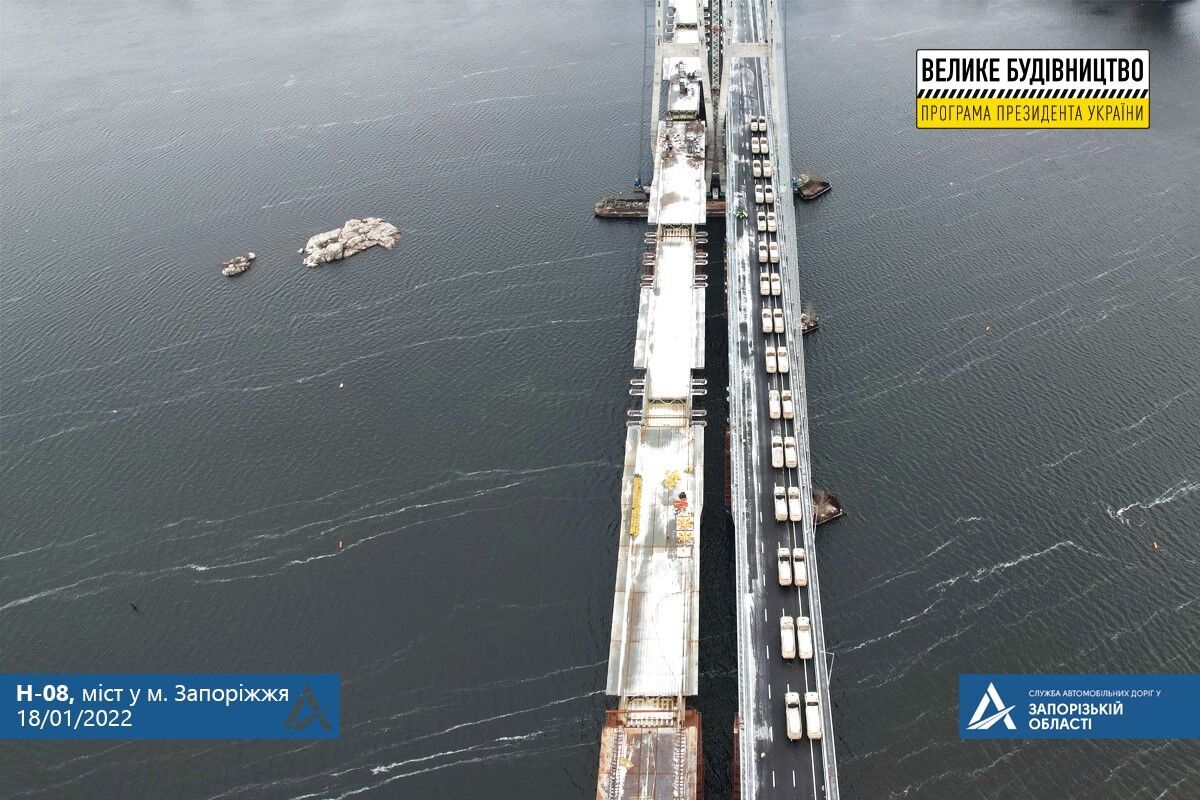 "Большая стройка" опробовала на прочность новый вантовый мост в Запорожье 30 заполненными грузовиками