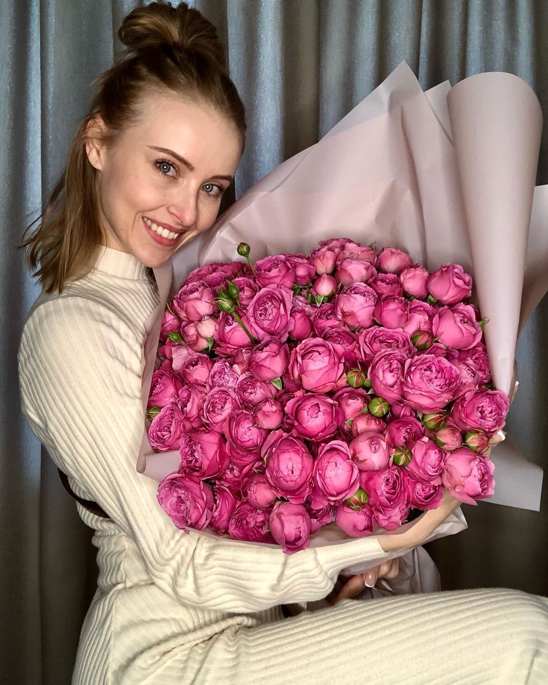 Актриса с букетом цветов
