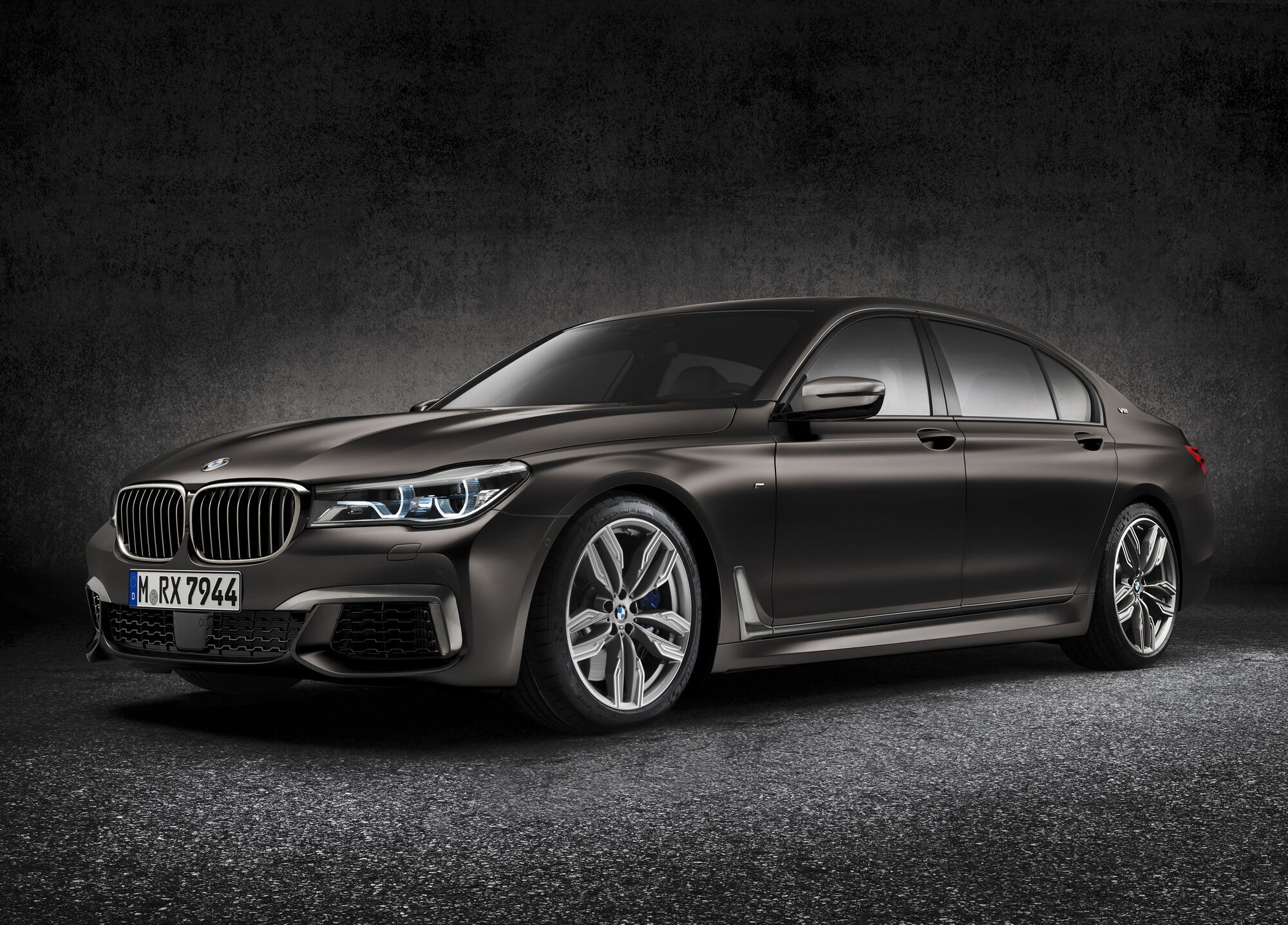 BMW выпустит лимитированную серию M760i Final V12 Edition