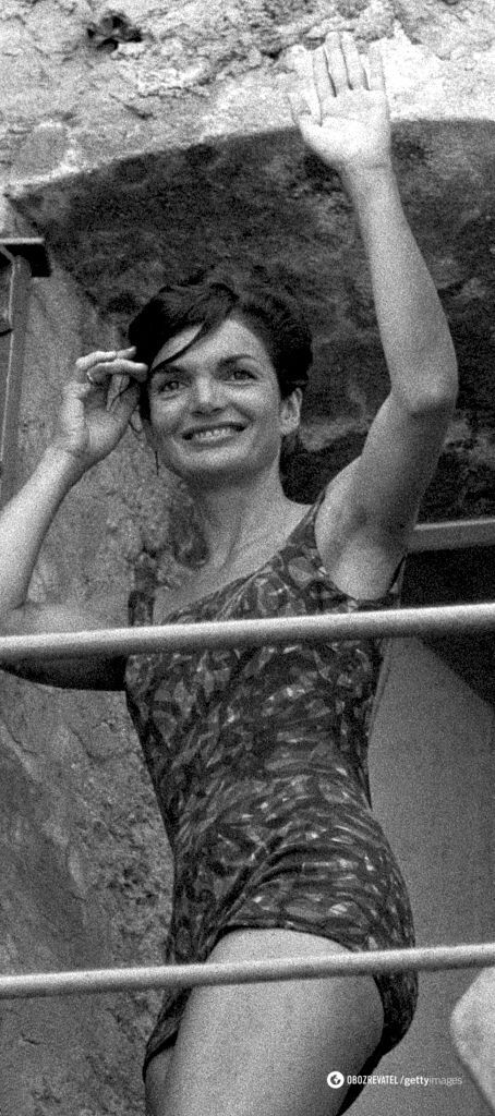 Жаклин Кеннеди на пляже в Италии (1962).