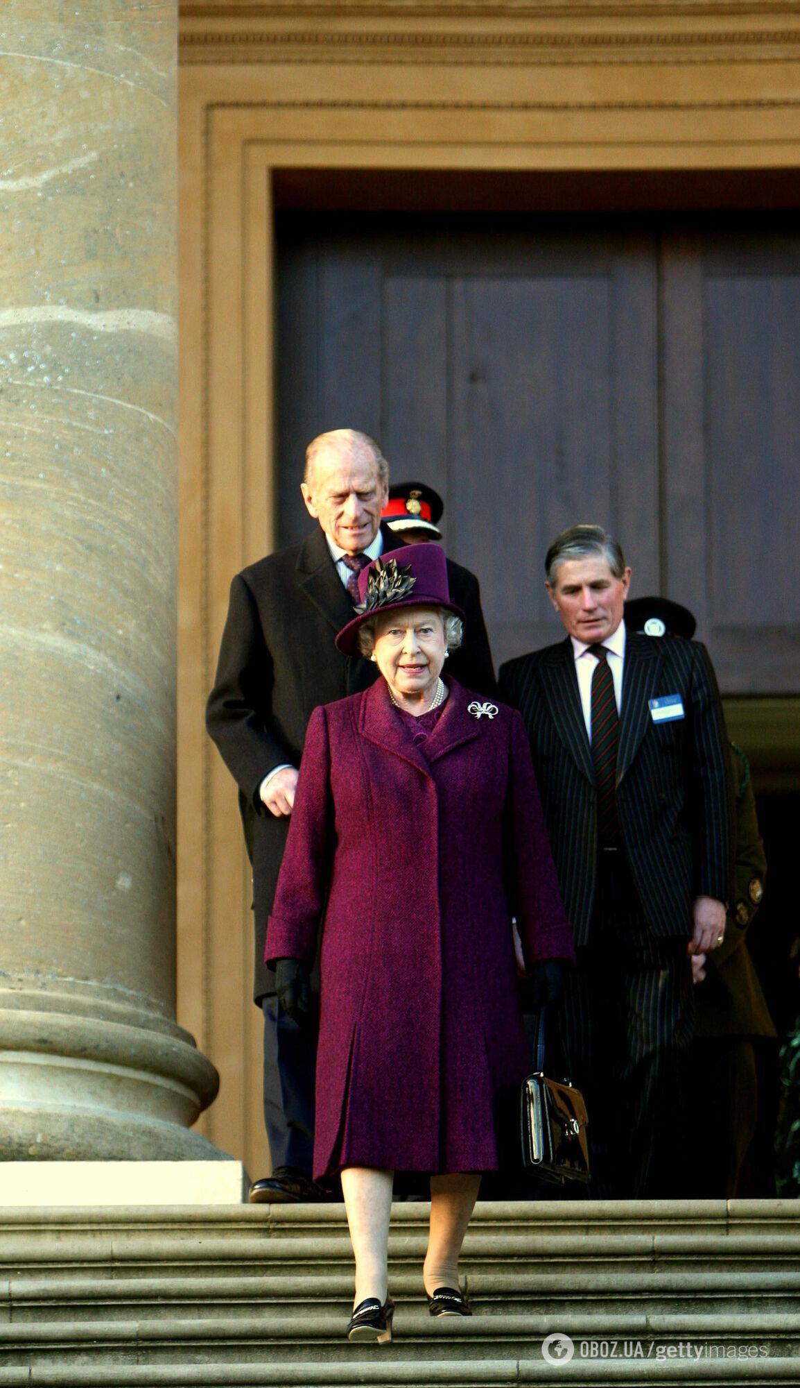 Елизавета II спускается по лестнице по правилу