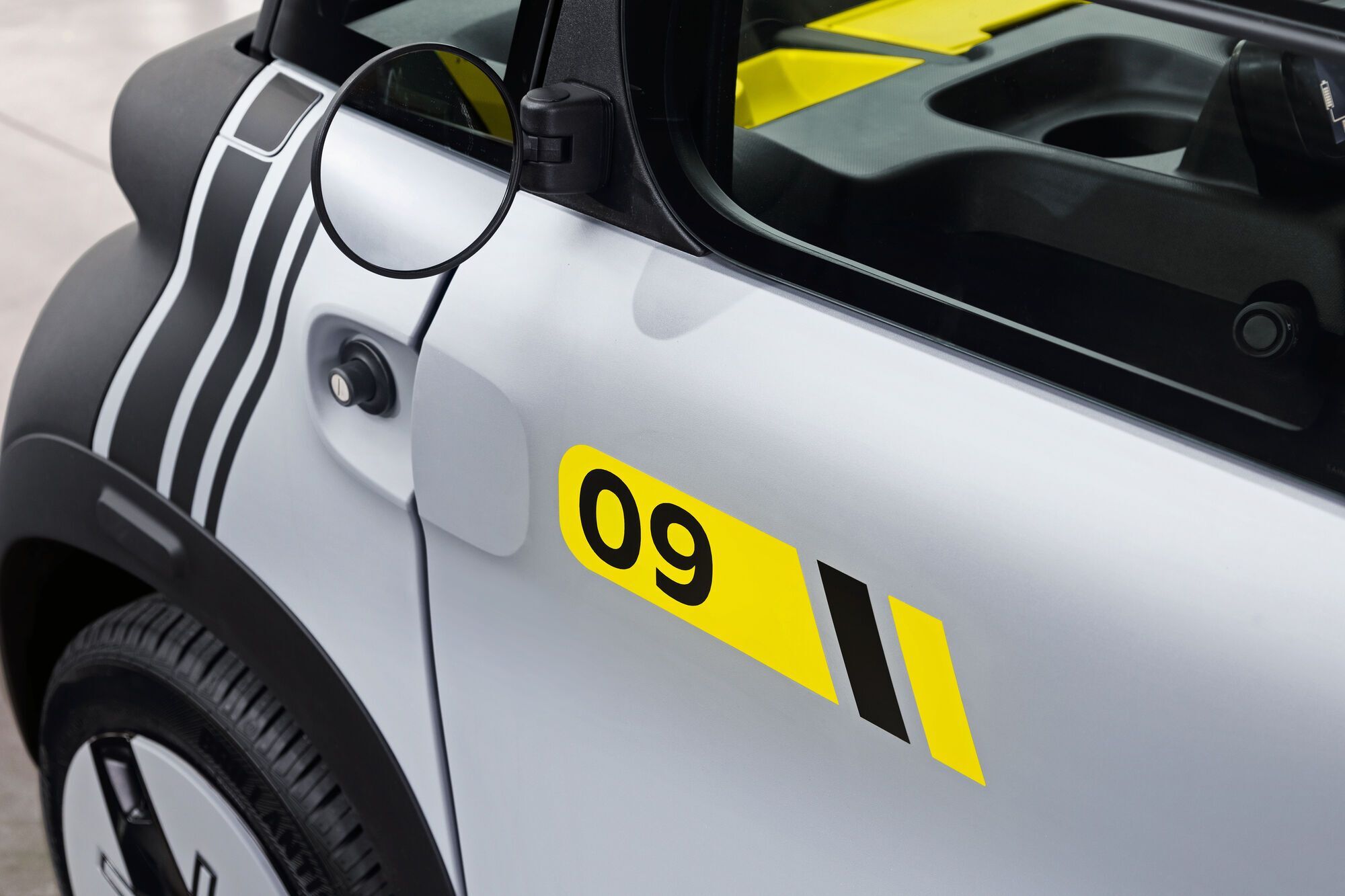 Немецкая компания Opel презентовала "футбольную" версию электромобиль Rocks-e 09 в честь знаменитой компанды "Боруссия"