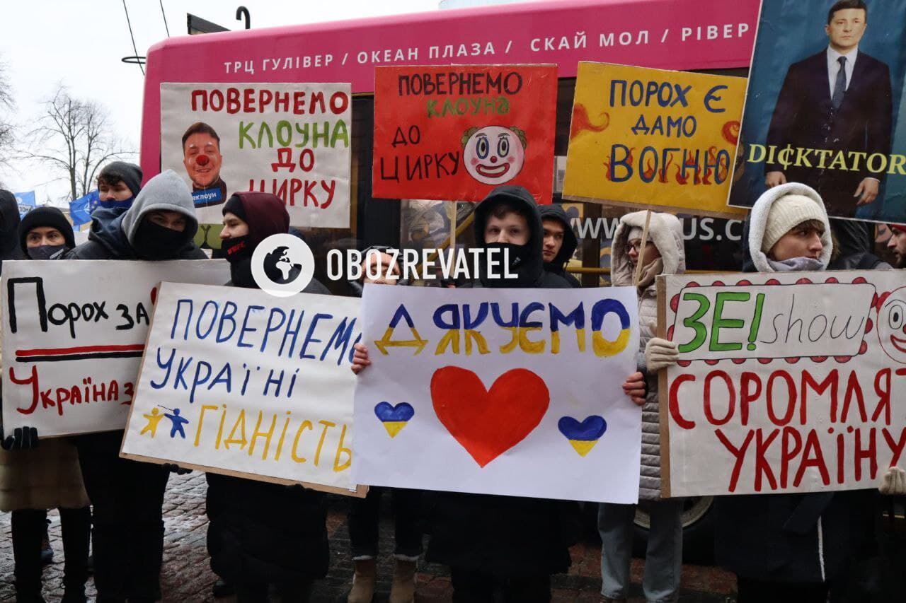 Под Печерским райсудом 17 января собрались сотни сторонников Порошенко