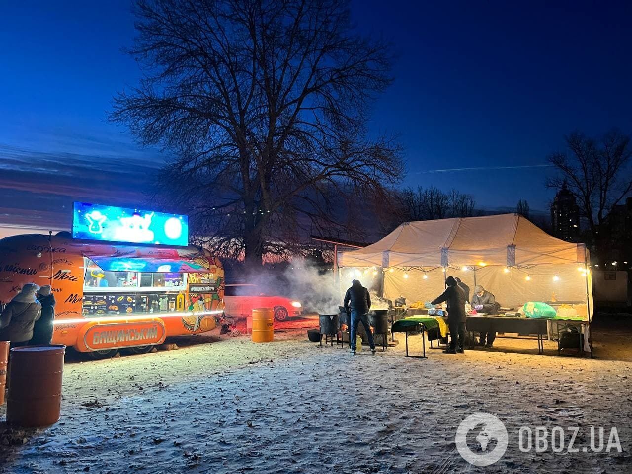 Желающие могут согреться чаем или кофе.