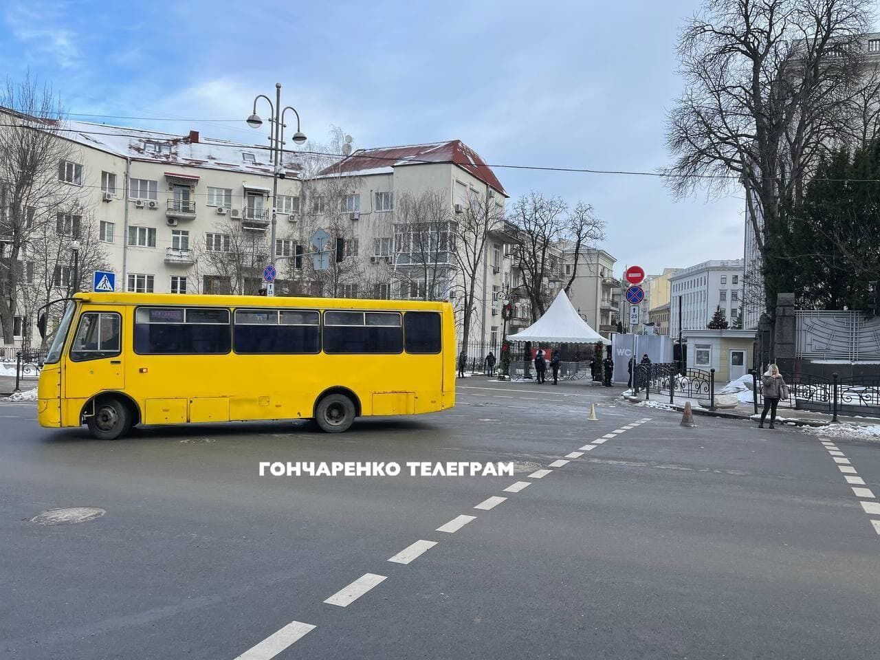 Силовиков стягивают автобусами на Банковую