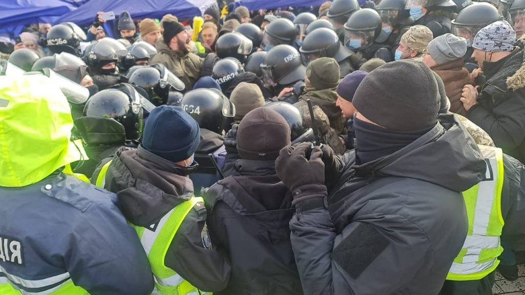 Столкновения полиции и митингующих в поддержку Порошенко