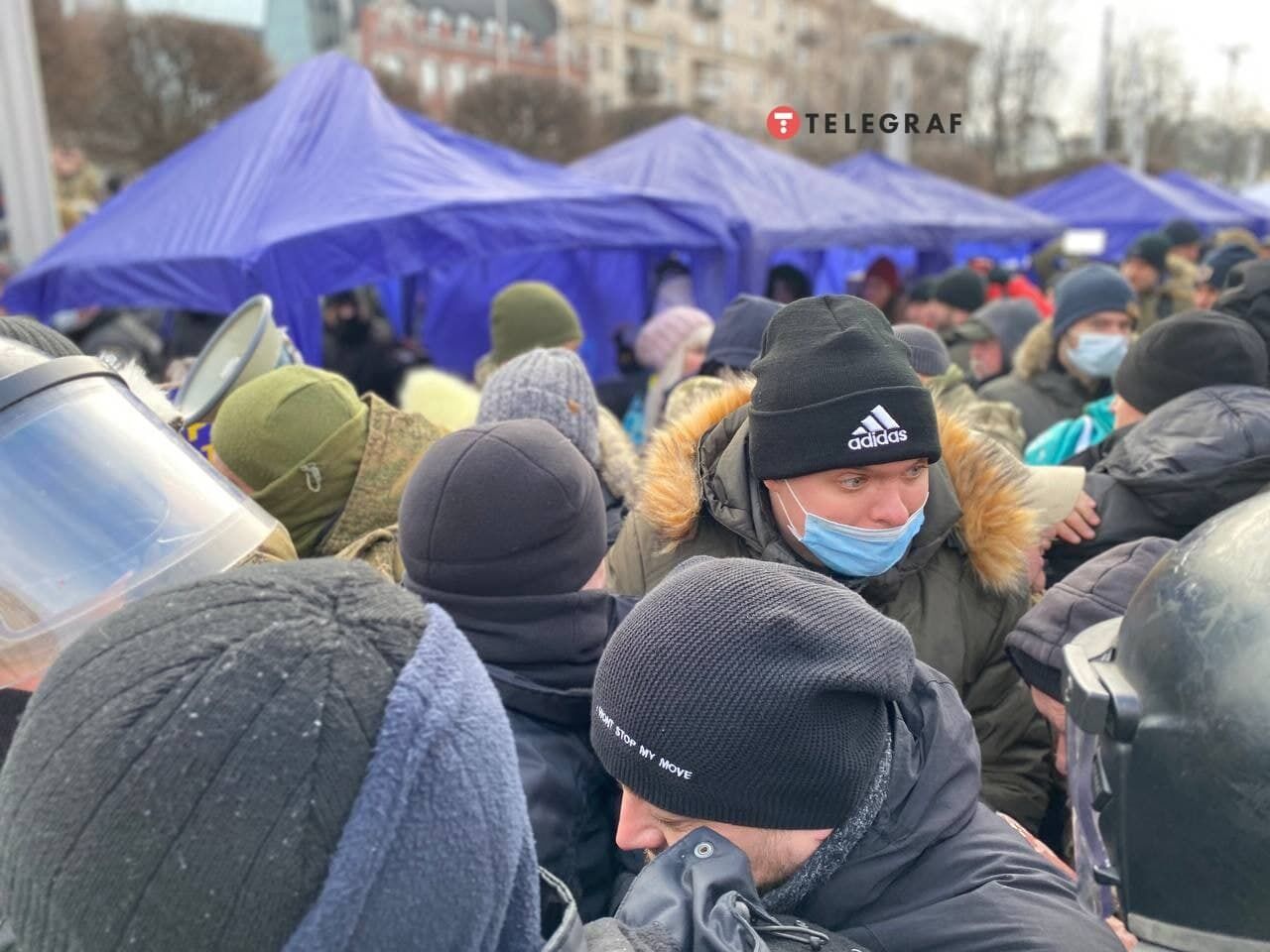 Сторонники Порошенко установили возле суда палатки