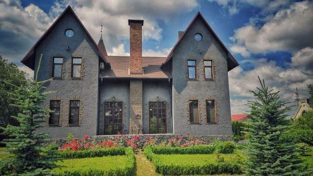 Под Киевом продают дом, стилизованный под средневековый замок