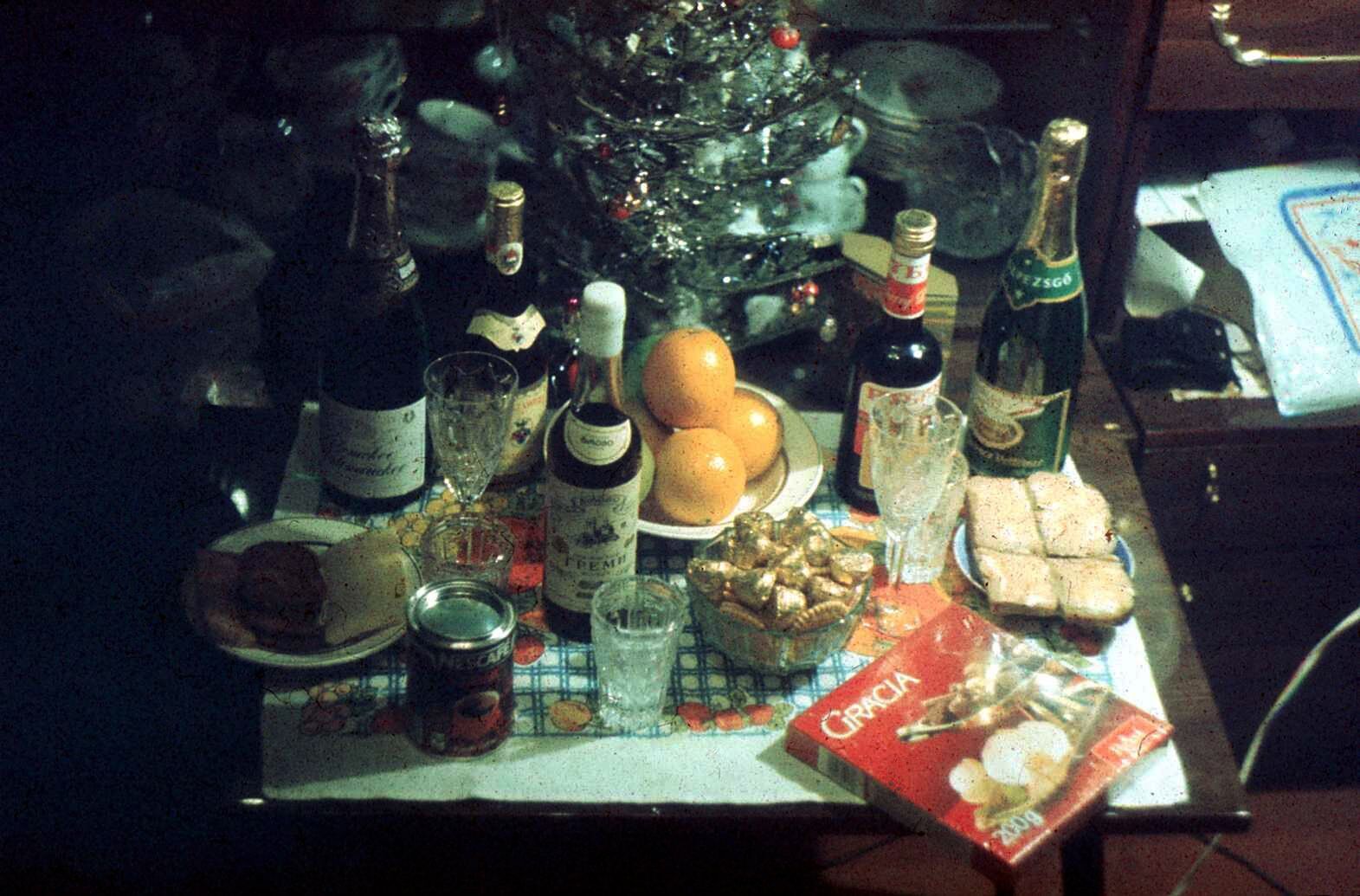 Оливье, дешевый алкоголь и другие "прелести" убогого новогоднего стола в СССР