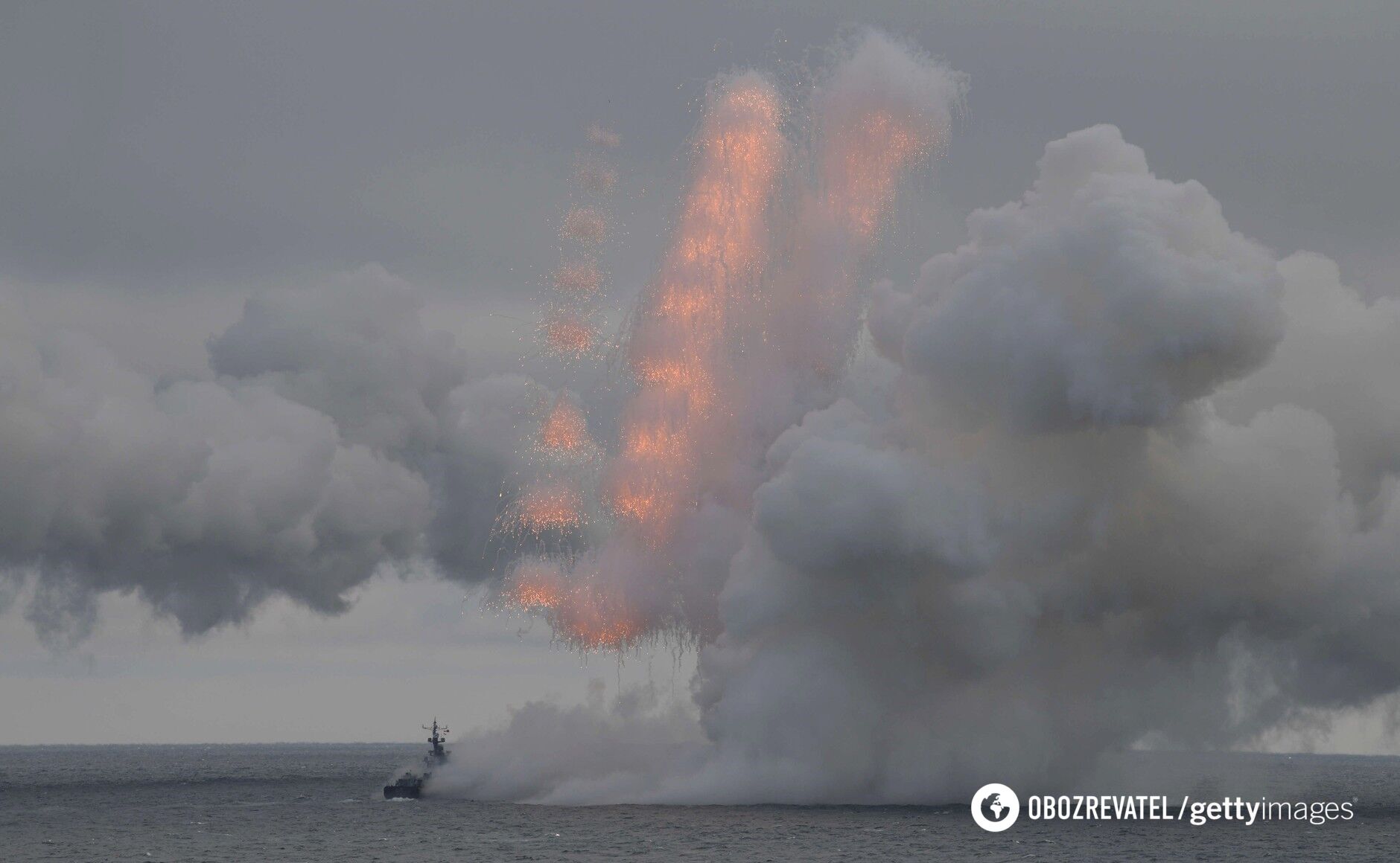 Российский крейсер запускает ракеты во время военно-морских учений в Черном море 9 января 2020 года