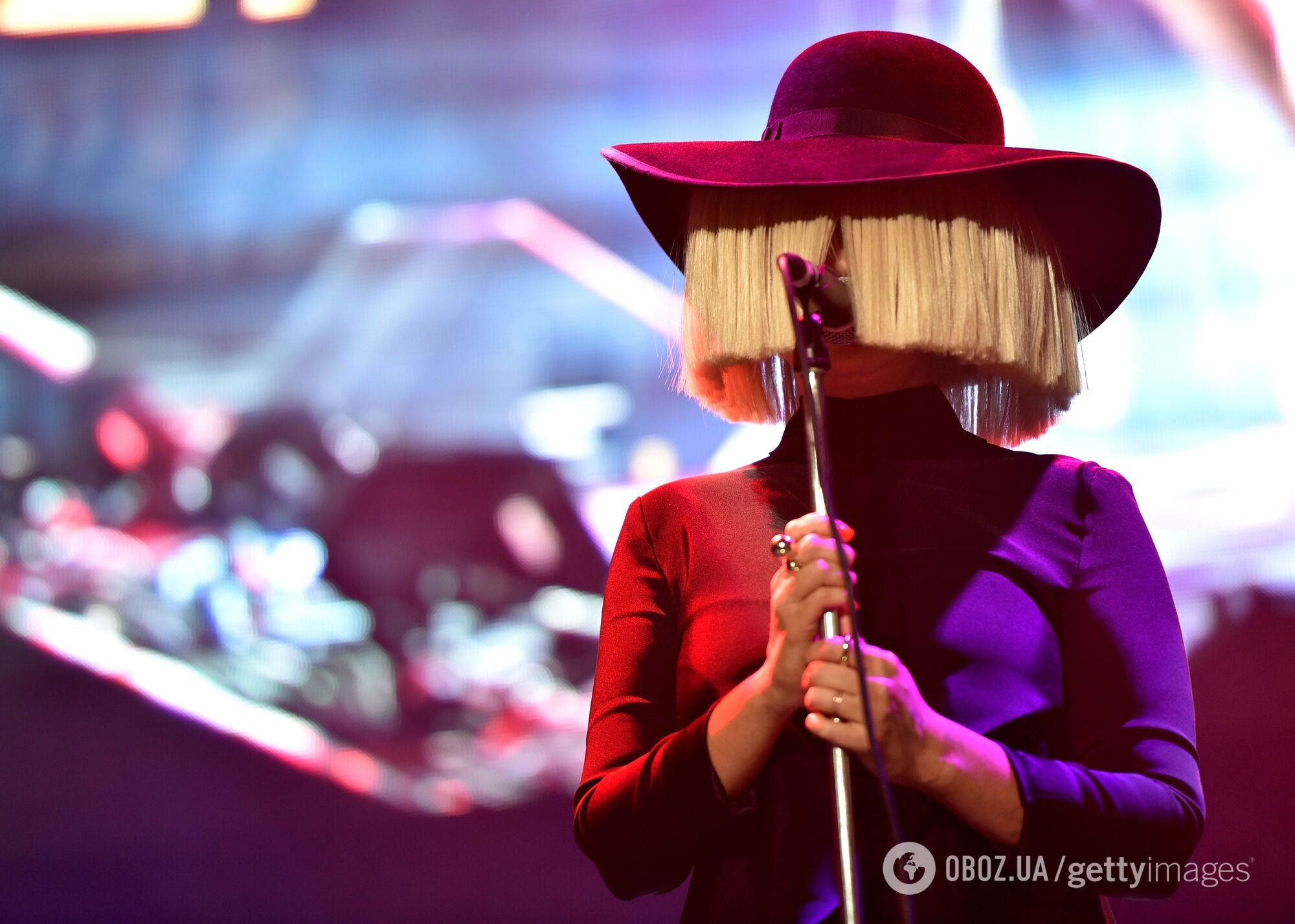 На сцені Sia ховає своє обличчя