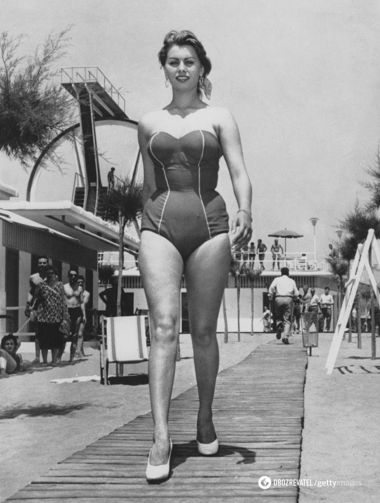 Софи Лорен в слитном купальнике на пляже (1956).