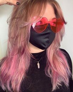 Блестящие нити на розовых волосах