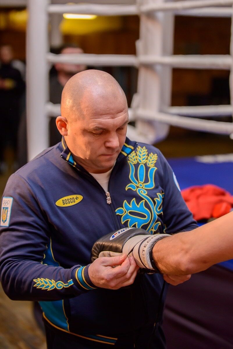 Сергей Гордиенко помогает надеть перчатки.